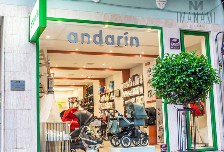escaparate y acceso a la tienda Andarín
