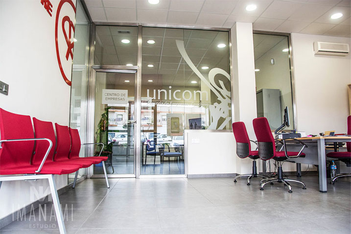 zona de espera para clientes con despachos al fondo de asesoria Unicom